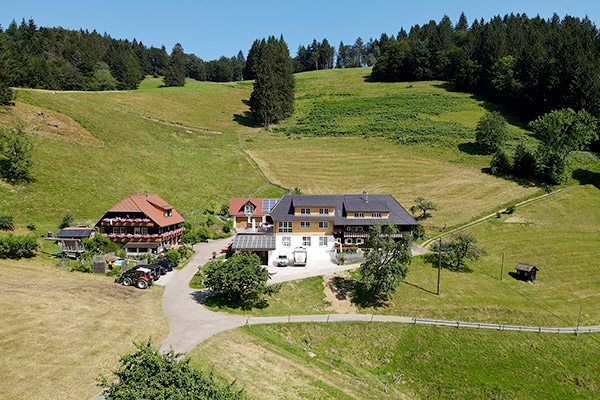 Gemütliche Sitzgelegenheiten auf dem Gipfhof