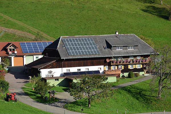 Sonnenkollektoren auf dem Hofdach